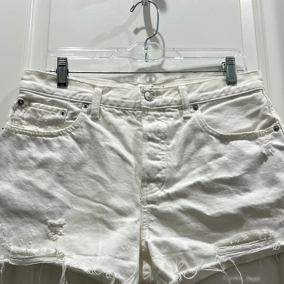 Free People We The Free White Denim Distressed Cut Off Shorts Sz 31 - Picture 3 of 7